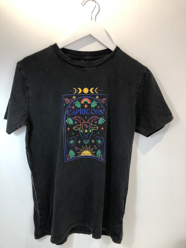 Item 71 Black CAPRICORN Star Sign Stone Washed T-Shirt Size XS