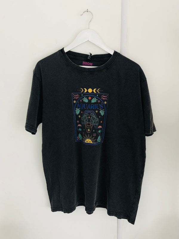 Item 72 Stonewash Black AQUARIUS Star Sign T-Shirt Size XL
