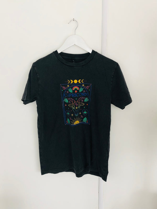 Item 71 Stonewash Black CAPRICORN Star Sign T-Shirt Size XS
